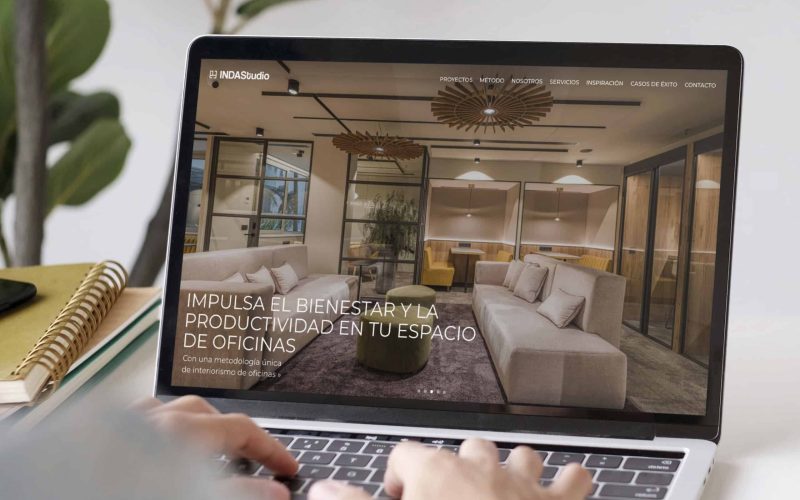 Desenvolupament a mida de la página web de INDAStudio, un estudi d'interiorisme de Barcelona